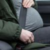 Während der Schwangerschaft ist der herkömmliche Dreipunktgurt im Auto die sicherste Wahl - vorausgesetzt, er ist korrekt angelegt.