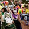 Personen feiern im Vorfeld des Christopher Street Days (CSD) am Samstag beim CSD auf der Spree für queere Vielfalt auf einem Schiff.