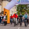 Der Donautal-Radelspaß hat erneut Tausende von Radlerinnen und Radlern angelockt - und das bei zunächst schlechten Wetterbedingungen. Die Veranstaltung startete am Sonntag in Wertingen (von rechts) Donautal-Aktiv-Vorsitzender Leo Schrell, Sylke Schlenker, Landrat Markus Müller, Bürgermeister Willy Lehmeier, Christian Blümm (Energie Schwaben), stellvertretende Landrätin Monika Wiesmüller-Schwab und  "Karminkehrer" Anton Zerle. 