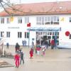 Auch die neue Farbe der Fassade und ein behindertergerechter Aufgang lassen die Walkertshofer Schule in neuem Glanz erstrahlen. 