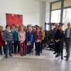 Besuch im Mutterhaus der Augsburger Allgemeinen. Eine Delegation der „Fleißigen Bienen“ aus Neuburg an der Donau wurde dort (von rechts) vom Geschäftsführer der Kartei der Not, Arnd Hansen, seiner Mitarbeiterin Pauline Strauch und Charly Rauch, dem ehemaligen Chef vom Dienst in der Augsburger Zeitungszentrale, begrüßt.