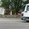 Unmittelbar an der Hauptstraße liegt der Kindergarten St. Laurentius. Weil es dort keine Entwicklungsmöglichkeiten gibt, plant die Stadt einen Neubau am westlichen Ortsrand. 