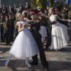 Junge Kadetten und Schülerinnen tanzen auf einer Vereidigungszeremonie in Kiew.