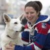 Die gebürtige Füssenerin Franziska Albl – hier mit Hund Lahja – ist vor Kurzem zu den Riverkings gewechselt. Die 22-Jährige ist Eishockey-Nationalspielerin.