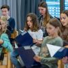 Der Mädchenchor singt in einem Übungsraum im Gymnasium der Regensburger Domspatzen.