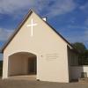 Die Aussegnungshalle beim Friedhof in Langenhaslach erhielt einen neuen Anstrich und wurde mit einem Kreuz in Blattgold und einem Spruch des Bischofs Augustinus Aurelius versehen.