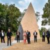 Die fünfte Kapelle des Projekts Sieben Kapellen der Siegfried und Elfriede Denzel-Stiftung ist eröffnet. Auf dem Bild: von links Dr. Peter Fassl, Architekt Alen Jasrevic, Landrat Leo Schrell, Elfriede und Siegfried Denzel, Bürgermeiser Hans Kaltner, Franz Mayer Ludwigschwaige und Hans Engel.