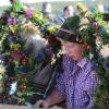 Entsprechend der Tradition wurden einige Rinder für den Weg zurück zum Stall mit bunten Blumenkränzen geschmückt. Hunderte Besucher kamen, um sich das Spektakel anzusehen.  	