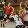 Hoch hinaus wollten die Günzburger Handballerinnen (hier die großartig spielende Ardiana Merditaj) im Pokal. Nach einem insgesamt starken Auftritt scheiterte der Landesligist jedoch knapp am hoch favorisierten 1. FC Nürnberg – und Trainer Robert Mayer (rechtes Foto) war entsprechend enttäuscht. 
