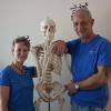 Das Ehepaar Anita und Klaus Kellerer betreibt in Gersthofen eine Naturheilpraxis. Das Skelett „Gustl“ ist ihr Arbeitskollege. 	