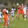 Ein Genuss war es nicht, doch das Kreisliga-Fußballspiel zwischen dem SV Mindelzell (hier Lukas Walter beim Kopfball) sah in den Einheimischen einen klaren Gewinner. Die Orange-Schwarzen kletterten mit dem Dreier aus dem Tabelenkeller, an dessen tiefstem Punkt die Burgauer verharren. 	