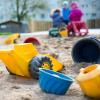 Ein ziemliches Chaos haben Unbekannte in der Nacht auf Mittwoch im Garten des Langenmosener Kindergartens hinterlassen.