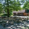 Noch herrscht gähnende Leere im Biergarten der Alten Villa. in Utting/Holzhausen. Doch noch in diesem Sommer soll sich das mit neuen Pächtern ändern. 