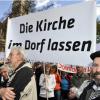 Rund 2500 Gläubige demonstrierten vor dem Augsburger Dom gegen die geplante Bistumsreform.