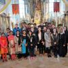 Ein buntes Bild gaben die indischen Austauschschüler zusammen mit ihren Gastgebern und den Schulleiterinnen in der Hiltenfinger Kirche ab.