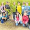 Der Gartenbauverein Binswangen schenkte jedem Kommunionkind einen Apfelbaum. 