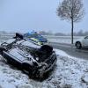 Bei Burlafingen landete ein Auto auf dem Dach. Der Schnee in der Region sorgte für Chaos und mehrere Unfälle.