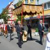 Jedes Jahr an Fronleichnam ziehen die Gläubigen mit Musikkapellen und Kommunionkindern durch Illertissen.