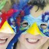 Johannes und Sophie Schön haben gut lachen. Sie haben sich beim Jubiläumsfest des Augsburger Zoos eine Vogelmaske gebastelt.  