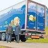 Kögel Kühlfahrzeugtrailer fahren für Müller Milch: Kögel Vertriebschef Deutschland, Lars Kirchner (links) und Geschäftsführer Bernd Mattmer (Unternehmensgruppe Müller) freuen sich über die Zusammenarbeit. 