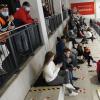 Sitzen ohne, stehen mit Maske – und alles mit Abstand: Die Besucher des Eishockey-Testspiels in Burgau verhielten sich vorbildlich. 	