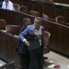 Ein Politiker der arabisch-israelischen Balad-Partei wird nach Protesten in der Knesset des Saales verwiesen. 	 	