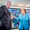 Bundeskanzlerin Angela Merkel (CDU) spricht mit Horst Seehofer (CSU), Bundesminister für Inneres.