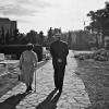 Siegfried Unseld 1989 in Jerusalem am Grab von Gershom Scholem mit dessen Witwe Fania Scholem. 	