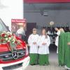 Pfarrer Martin Gall segnete am Samstag in einer Feierstunde das neue Fahrzeug der Feuerwehr Betlinshausen.  