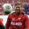 Marcel de Jong hat seinen auslaufenden Vertrag beim FC Augsburg um zwei Jahre verlängert.