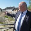 Simbachs Bürgermeister Klaus Schmid steht in Simbach am Inn. Vor einem Jahr hat eine gewaltige Flut Hunderte Häuser in der Gemeinde zerstört.