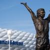 Das Denkmal zu Ehren von Gerd Müller vor der Allianz Arena in München.