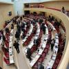 Der Plenarsaal des Bayerischen Landtags: Noch ist unklar, wie viele Kandidaten aus Augsburg dort einziehen werden. 