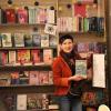 Buchhändlerin Heike Finger freut sich über die steigende Zahl an jungen Leserinnen und Lesern, die in den Buchladen Platzbecker in Mering kommen.