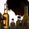 Stress und Angst vor Jobverlust: Immer mehr Menschen bekämpfen das mit Alkohol und Aufputschmitteln. Das hat eine neue Studie der AOK ergeben.