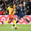 In der Ligue 1 zeigte Ex-FCA-Spieler Kevin Danso seine Qualität, hier gegen PSG-Star Kylian Mbappé. Nun steht er vor einem erneuten Wechsel, der dem FCA auch Geld bescheren könnte.
