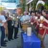 Hoch die Krüge: Mit geübter Hand hat Bürgermeister Gerhard Struve das erste Fass Bier beim Unterrother Dorffest angestochen. Viele weitere folgten. 