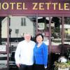 Hotelier Meinrad Zettler wurde vor Kurzem 70 Jahre alt. Zusammen mit seiner Frau Angelika übergab er aus diesem Anlass am Samstag 1600 Euro für das "Freunde"-Projekt der Rotarier. Foto: Dr. Henning Propp