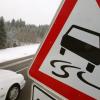 Bei schneeglatter Fahrbahn passen Autofahrer ihre Geschwindigkeit nicht an oder reagieren zu spät.