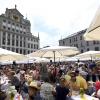 Zusammen essen, plaudern und sich kennen lernen. Viele Augsburger und auch Besucher von Auswärts kommen gerne zur Friedenstafel auf dem Rathausplatz.