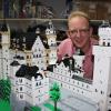 Robert Leimer hat Schloss Neuschwanstein aus Legosteinen nachgebaut. Das Modell ist nun häufig zu Spielwarenmessen unterwegs.