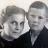 Manfred Krumm mit seiner Mama kurz nach Kriegsende. Sein Vater war durch eine der letzten Granaten in Ettenbeuren getötet worden.  	