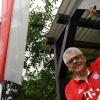 Rudi Tausend ist Ehrenpräsident des FC-Bayern-Fanklubs „Red-White-Glammhogga“ aus Gablingen, der sich seit Jahren für krebskranke Kinder einsetzt. 