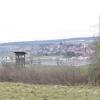 Von diesem Jägerstand aus hoch über Laugna, das im Hintergrund zu sehen ist, beobachtet Jäger Ulrich Reitenberger gerne das Wild, das sich im Gebüsch und auf der Wiese im Vordergrund aufhält. Denn die ist mit speziellen Gräsern bepflanzt, die Wildtiere lieben.