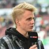 Felix Götze am Mikrofon für ein TV-Interview: Künftig hofft der FCA-Profi, wieder auf dem Platz mitzuwirken. 