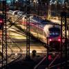 Fünf Stunden lang stand der Verkehr auf der Schnellstrecke der Bahn zwischen Erfurt und Nürnberg am Freitagabend - es hatte einen Schlag gegen den Führerstand eines ICE gegeben.