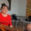 Die Bildhauerin Nathalie Schnider-Lang beherrscht auch die Nyckelharpa, ein schwedisches Musikinstrument. Rechts: Pfarrvikar Rainer Herteis.