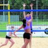 Beim B-Turnier in Landsberg belegten die Königsbrunnerinnen Stefanie Rudolf (links) und Yvonne Schneider (Block) den fünften Platz. Foto: Semmlinger