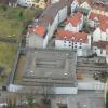 Das Luftbild (Blick nach Süden) zeigt das ehemalige Gefängnis mit dem modernen Bau (links) und dem historischen Kornhaus rechts. Dahinter ist ein kleines Stück des Turms der Kapelle St. Severin zu erkennen.