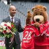 Der neue Bayern-Trainer Pep Guardiola steht bei seiner Vorstellung in der Münchner Allianz Arena neben Maskottchen Bernie.